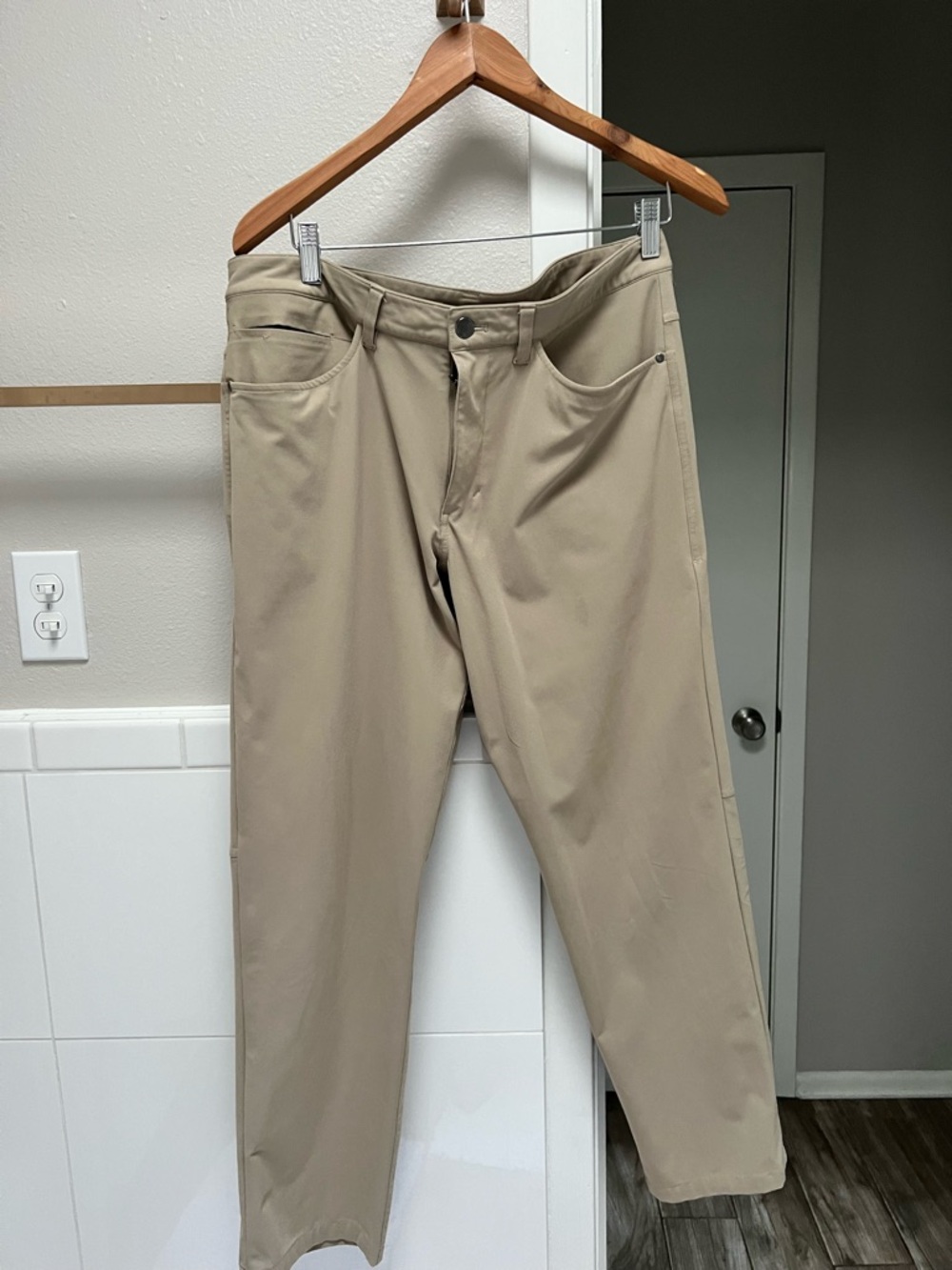 Lululemon ABC Pants – Men’s Size 33 – Khaki/Tan – Excellent Condition